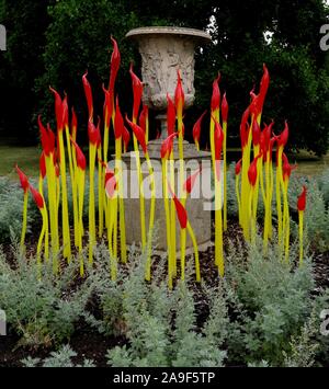 Pinceaux "sculpture de verre' par Dale Chihuly à Kew Gardens, Richmond, London, UK. Banque D'Images