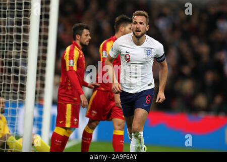 Londres, Royaume-Uni. 14Th Nov, 2019. Harry Kane, de l'Angleterre célèbre après qu'il marque son 3e but des équipes. L'UEFA Euro 2020, un match de qualification du groupe, l'Angleterre v Monténégro au stade de Wembley à Londres, le jeudi 14 novembre 2019. Usage éditorial seulement. Cette image ne peut être utilisé qu'à des fins rédactionnelles. Usage éditorial uniquement, licence requise pour un usage commercial. Aucune utilisation de pari, de jeux ou d'un seul club/ligue/dvd publications photos par Andrew Andrew/Verger Verger la photographie de sport/Alamy live news Crédit : Andrew Orchard la photographie de sport/Alamy Live News Banque D'Images