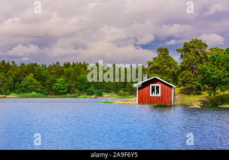 Sweden House rouge au bord du lac Banque D'Images