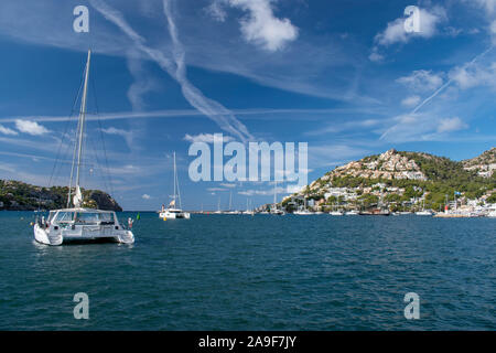 Port d'Andratx Majorque vue sur la baie de l'entrée principale de la méditerranée avec voiliers ancrés dans la baie sur une chaude et belle journée. Banque D'Images