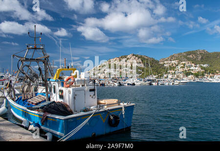 Port d'Andratx Majorque un bateau de travail avec treuil amarré et une vue sur la baie de la marina principale salon par une chaude et belle journée. Banque D'Images