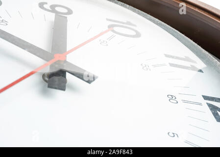 Un gros plan ou macro shot of a broken, sale et poussiéreux vieille horloge. Banque D'Images