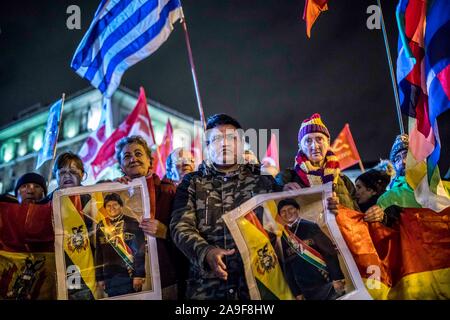 Madrid, Espagne. 14Th Nov, 2019. Les gens avec des portraits d'Evo Morales à l'occasion de la manifestation.Des dizaines de personnes se sont réunies à Madrid pour montrer leur soutien à l'ancien président de la Bolivie Evo Morales. Credit : SOPA/Alamy Images Limited Live News Banque D'Images