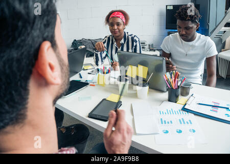 Brainstorming. Discussion collective de questions lors d'une réunion de travail dans une entreprise internationale Banque D'Images
