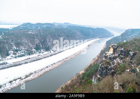 Route le long de la rivière Elbe en hiver, Saxe, Allemagne Banque D'Images