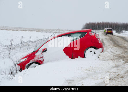 Doris tempête : Météo photos North Lanarkshire : une voiture s'est écrasé au large de la route dans la neige près de Caldercruix North Lanarkshire. Banque D'Images