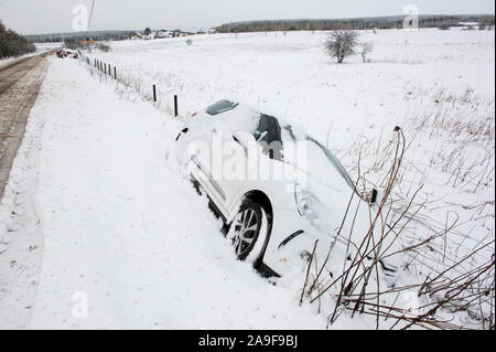 Doris tempête : Météo photos North Lanarkshire : une voiture s'est écrasé au large de la route dans la neige près de Caldercruix North Lanarkshire. Banque D'Images