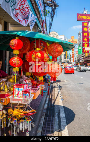 Bangkok, Thaïlande - 25 septembre 2018 : vente étal de lanternes chinoises sur Yaowarat Road. C'est l'artère principale par Chinatown. Banque D'Images