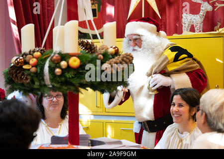 Flensburg, Allemagne. 14Th Nov, 2019. Quand le Père Noël arrive au bureau de poste de Noël, il est accueilli par ses anges. Le Père Noël veut répondre à lettres d'enfants de partout dans le monde d'ici jusqu'à la veille de Noël. Jusqu'à présent environ 6000 lettres sont arrivés au bureau de poste. Credit : Soeren Stache/dpa-Zentralbild/dpa/Alamy Live News Banque D'Images