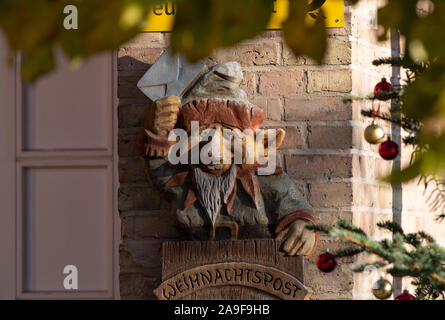 Flensburg, Allemagne. 14Th Nov, 2019. La boîte aux lettres pour eux. Après Noël. à côté de l'entrée du bureau de poste de Noël. Le Père Noël de la direction générale veut répondre à lettres d'enfants du monde entier par la veille de Noël. Jusqu'à présent environ 6000 lettres sont arrivés au bureau de poste. Credit : Soeren Stache/dpa-Zentralbild/dpa/Alamy Live News Banque D'Images