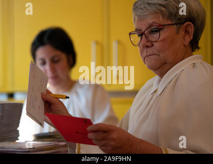 Flensburg, Allemagne. 14Th Nov, 2019. Les anges Heike et Sabrina trier les lettres et cartes de Noël dans le bureau de poste. Le Père Noël veut répondre à lettres d'enfants de partout dans le monde d'ici jusqu'à la veille de Noël. Jusqu'à présent environ 6000 lettres sont arrivés au bureau de poste. Credit : Soeren Stache/dpa-Zentralbild/dpa/Alamy Live News Banque D'Images