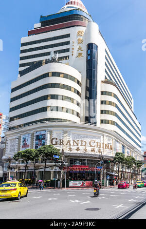 Bangkok, Thaïlande - 25 septembre 2018 : Le grand centre commercial de la Chine et l'hôtel. L'hôtel quatre étoiles est dans le centre de Chinatown. Banque D'Images