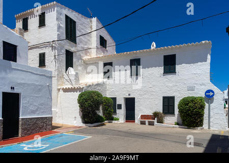 Vue de la rue traditionnelle espagnole dans l'île de ville Menorca Banque D'Images