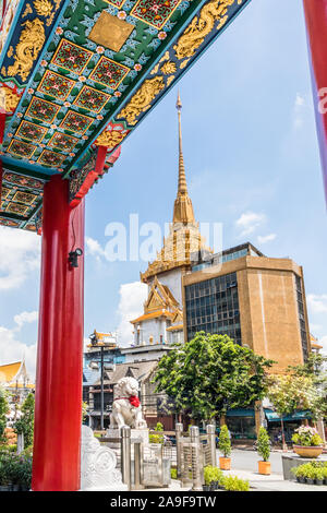 Vue de la flèche de Wat Traimit de dessous la porte de la Chine, Bangkok, Thaïlande Banque D'Images