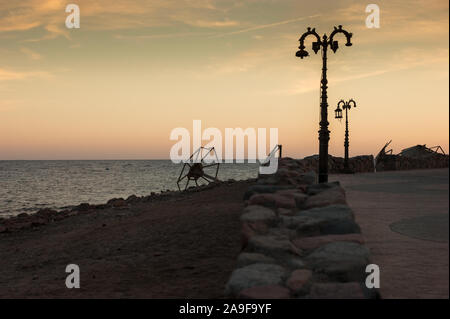 Dahab remblai. Phare. L'Égypte. Banque D'Images