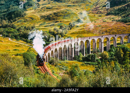 Le Train à vapeur Jacobite, également connu sous le nom de train de Poudlard comme il a été utilisé dans le film Harry Potter, qui se déplacent le long de franchise le viaduc de Glenfinnan Banque D'Images