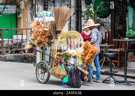 Bangkok, Thaïlande - 25 septembre 2018 : Vendeur de brosse Mobile avec le client. Il y a beaucoup de ces fournisseurs, dans la ville. Banque D'Images