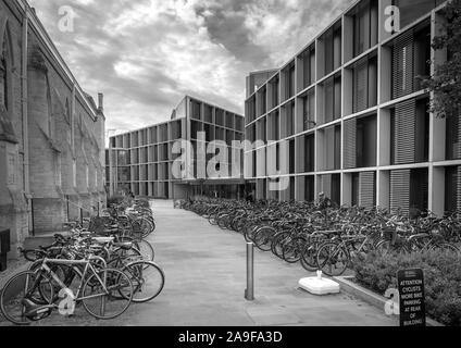 Garé à l'extérieur de la cycles Andrew Wiles Construction de l'Observatoire de l'Institut de Mathématiques, Université d'Oxford, trimestre Banque D'Images