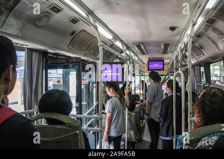 Bangkok, Thaïlande - 25 septembre 2018 : les passagers dans un bus. Les sections locales comptent sur les bus qui sont la forme la moins chère des transports. Banque D'Images