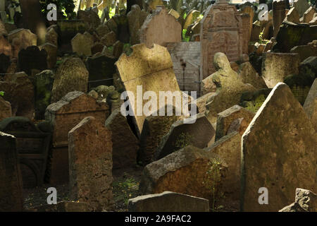 Vieux cimetière juif, partie de la ville de Josefov, Prague, République Tchèque Banque D'Images