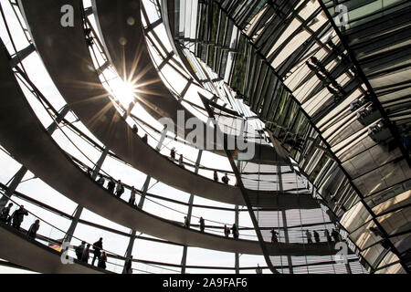 Les gens dans le dôme du bâtiment du Reichstag, Berlin, Allemagne Banque D'Images