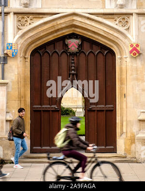 Un cycliste comme une motion blur vélo passé All Souls College, Oxford Banque D'Images