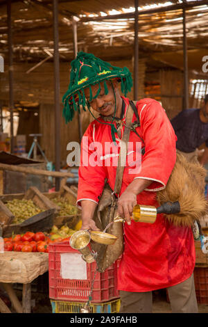 Vendeur locale de l'eau dans le souk, Rissani, Maroc Banque D'Images