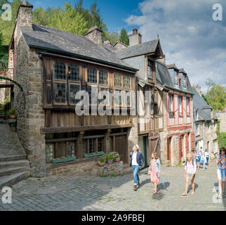 Dinan, Côtes-d-Armor / France - 19 août 2019 : les touristes profitez d'une visite dans la vieille ville historique de Dinan en Bretagne Banque D'Images