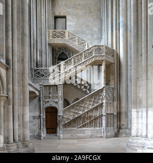 Rouen, Seine-Maritime / France - 12 août 2019 : escalier en pierre mène à la bibliothèque vue de l'intérieur de la cathédrale de Rouen Banque D'Images