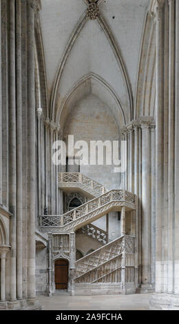 Rouen, Seine-Maritime / France - 12 août 2019 : escalier en pierre mène à la bibliothèque vue de l'intérieur de la cathédrale de Rouen Banque D'Images