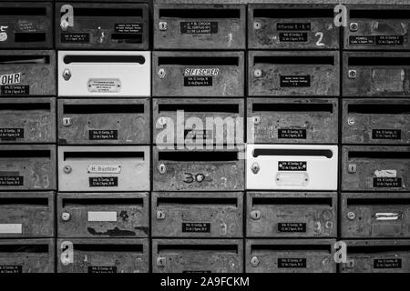 Une collection de boîtes aux lettres en métal ou post à l'extérieur d'un bloc d'appartement à Denia, Espagne. Banque D'Images