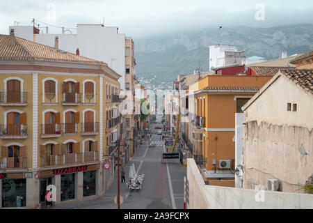 Bâtiments le long d'une rue à Denia, Espagne. Banque D'Images