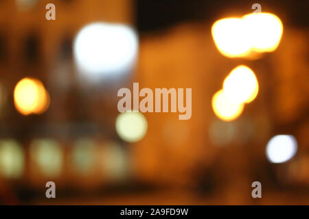 Résumé arrière-plan flou avec des cercles colorés de flou. Toile de vie urbain faite avec lampes et feux garland Banque D'Images