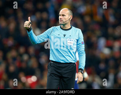 Londres, Angleterre. 14 novembre : Arbitre Antonio Miguel Mateu Lahoz pendant l'UEFA Euro 2020 entre l'Angleterre et le Monténégro qualificatif au stade de Wembley en Banque D'Images