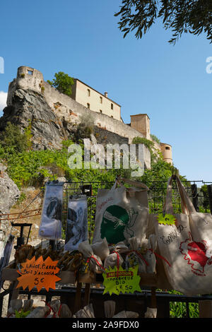 Souvenirs de Corse pour la vente et la Citadelle sur la colline de la vieille ville de Corte, centre corse, Haute-Corse, France Europe - Tourisme corse Banque D'Images