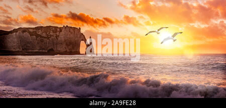 Falaises d'Etretat au coucher du soleil Banque D'Images