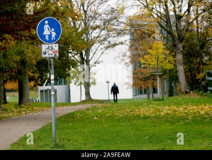 Gelsenkirchen, Allemagne. 15 Nov, 2019. La photo montre l'entrée du parc scientifique, où un jeune de 13 ans lycéenne a été menacée avec un couteau par un étranger. L'inconnu sortit une seringue et administré une substance inconnue à la jeune fille. Credit : Roland Weihrauch/dpa/Alamy Live News Banque D'Images