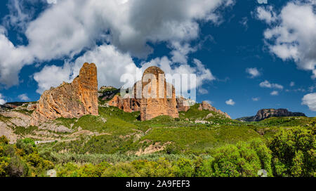 Los Mallos de Riglos rochers à Husesca dans le nord de l'Espagne. Panorama Banque D'Images