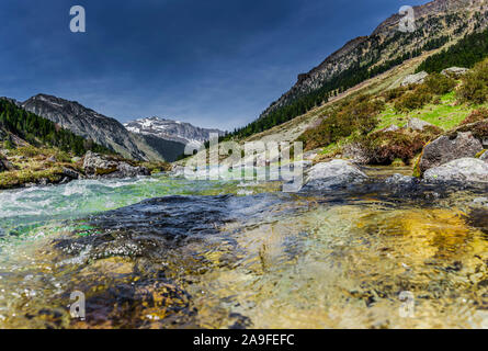 Ruisseau de montagne sur le Lac de Suyen en Val dàzun Pyrénées Banque D'Images