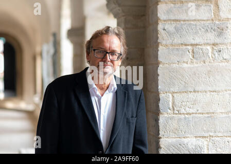 Magdeburg, Allemagne. 21 Oct, 2019. Harald Meller, archéologue de l'état en Saxe-Anhalt, se dresse dans le cloître du monastère Unser Lieben Frauen à Magdeburg. Il a signé un accord de coopération entre le British Museum et le musée Landesmuseum für Vorgeschichte Halle, qui régit les prêts futurs entre les deux musées. Entre autres choses, les Britanniques veulent emprunter le célèbre Disque de Nebra Sky pour une exposition. Credit : Stephan Schulz/dpa-Zentralbild/ZB/dpa/Alamy Live News Banque D'Images