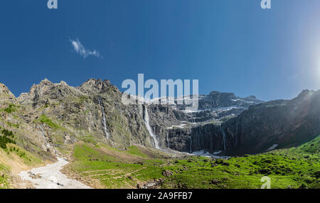 Sentier de randonnée au Cirque de Gavarnie dans les Hautes-Pyrénées France Banque D'Images