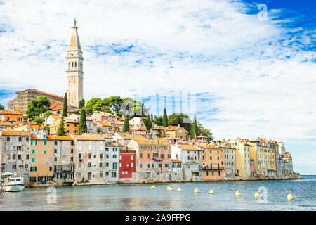 La Croatie, Istrie, belle vieille ville de Rovinj sur le littoral de la mer Adriatique, vue aérienne de drone Banque D'Images