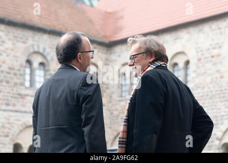 Magdeburg, Allemagne. 21 Oct, 2019. 21.10.2019, la Saxe-Anhalt, Magdeburg : Harald Meller (r), archéologue de l'état en Saxe-Anhalt, parle à Jonathan Williams, vice-directeur du British Museum de Londres au monastère Unser Lieben Frauen à Magdeburg. Le Musée Britannique veut emprunter le disque de Nebra Sky. C'est pourquoi les deux hommes ont signé un accord de coopération. Credit : Stephan Schulz/dpa-Zentralbild/ZB/dpa/Alamy Live News Banque D'Images