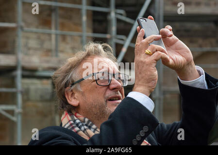 Magdeburg, Allemagne. 21 Oct, 2019. 21.10.2019, la Saxe-Anhalt, Magdeburg : Harald Meller, archéologue de l'état en Saxe-Anhalt, photographies la tour du monastère dans le monastère Unser Lieben Frauen à Magdeburg. Il a signé un accord de coopération entre le British Museum et le musée Landesmuseum für Vorgeschichte Halle, qui régit les prêts futurs entre les deux musées. Entre autres choses, les Britanniques veulent emprunter le célèbre Disque de Nebra Sky pour une exposition. Credit : Stephan Schulz/dpa-Zentralbild/ZB/dpa/Alamy Live News Banque D'Images