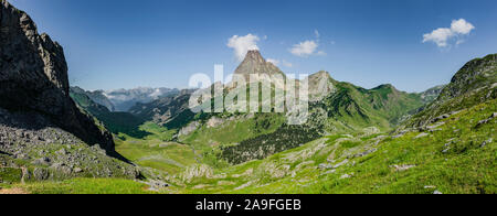 Panorama Pic d'Ossau dans le Parc National des Pyrénées françaises Banque D'Images