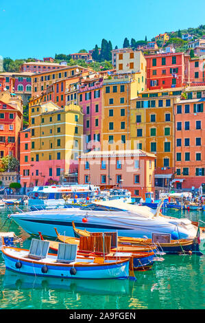 Bateaux et yachts dans le port de Camogli ville aux beaux jours de l'été, Gênes, Italie Banque D'Images