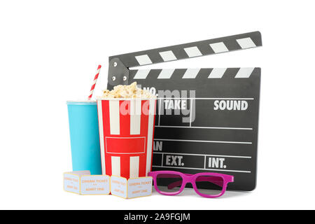 Clap, tasse de papier, de godet avec du maïs soufflé, des billets et des lunettes 3D isolated on white Banque D'Images