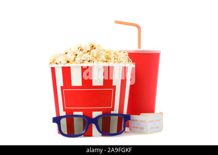 Tasse de papier, de godet avec du maïs soufflé, des billets et des lunettes 3D isolé sur fond blanc Banque D'Images