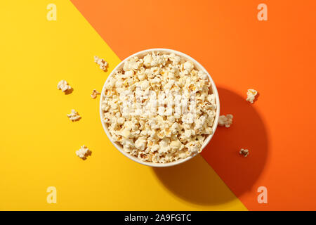 Mise à plat de sa composition. Seau avec du popcorn sur fond deux tons Banque D'Images