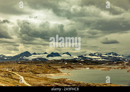Paysage de montagne avec des lacs de Norvège de Jotunheimen Banque D'Images